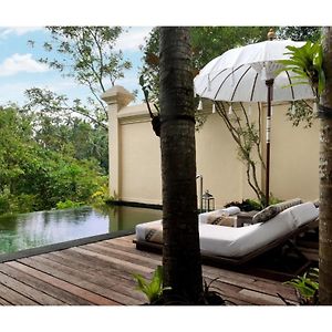 Vila com piscina de 1 cama